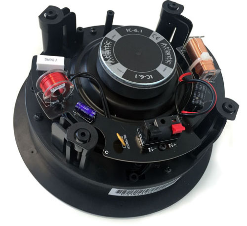 Face arrière de l'enceinte encastrable Atlantic Technology IC-6.1