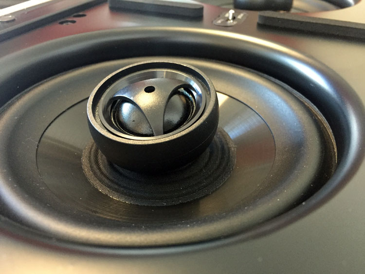 Gros plan sur les tweeters décentrés de l'enceinte surround THX Atlantic Technology IW-155 SR
