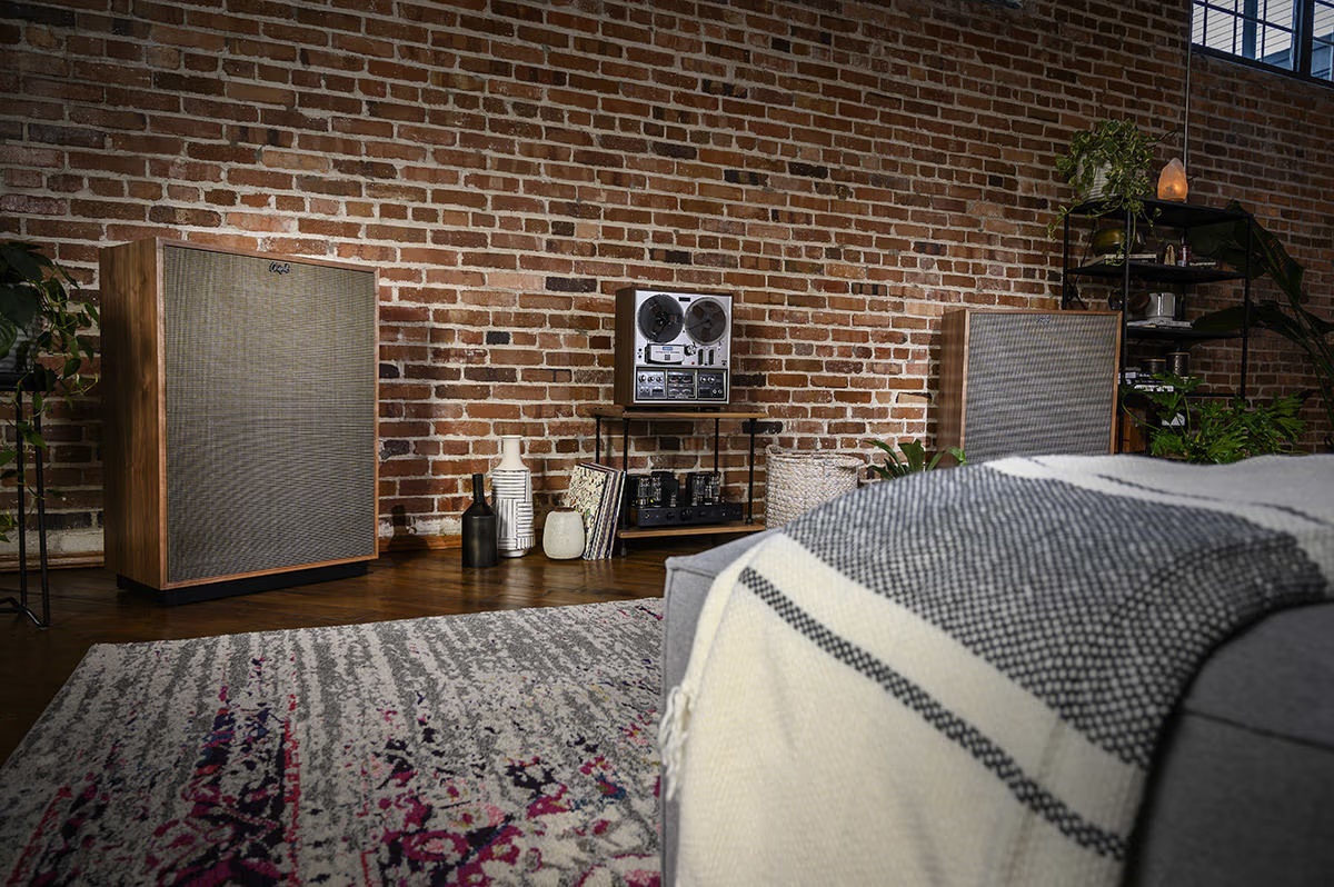 Les enceintes Klipsch Cornwall IV possèdent un nouveau haut-parleur médium et un nouveau pavillon Tractrix