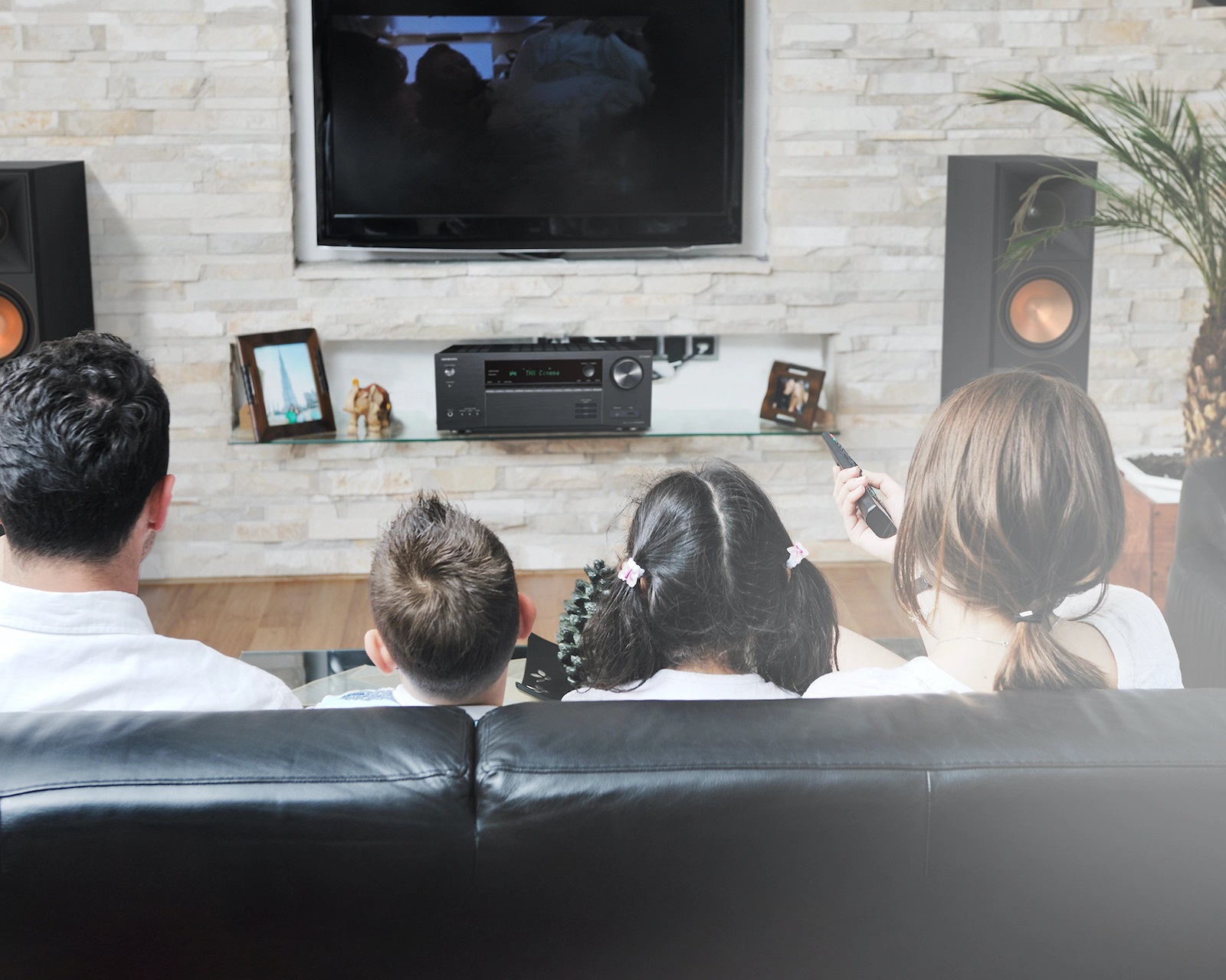 L'amplificateur gaming Onkyo TX-NR6100 offre une transmission HDR 4K/120Hz et est compatible avec les fonctionnélités VRR, ALLM et QFT