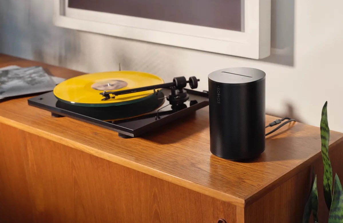 Sonos Era 100 associé à une platine vinyle