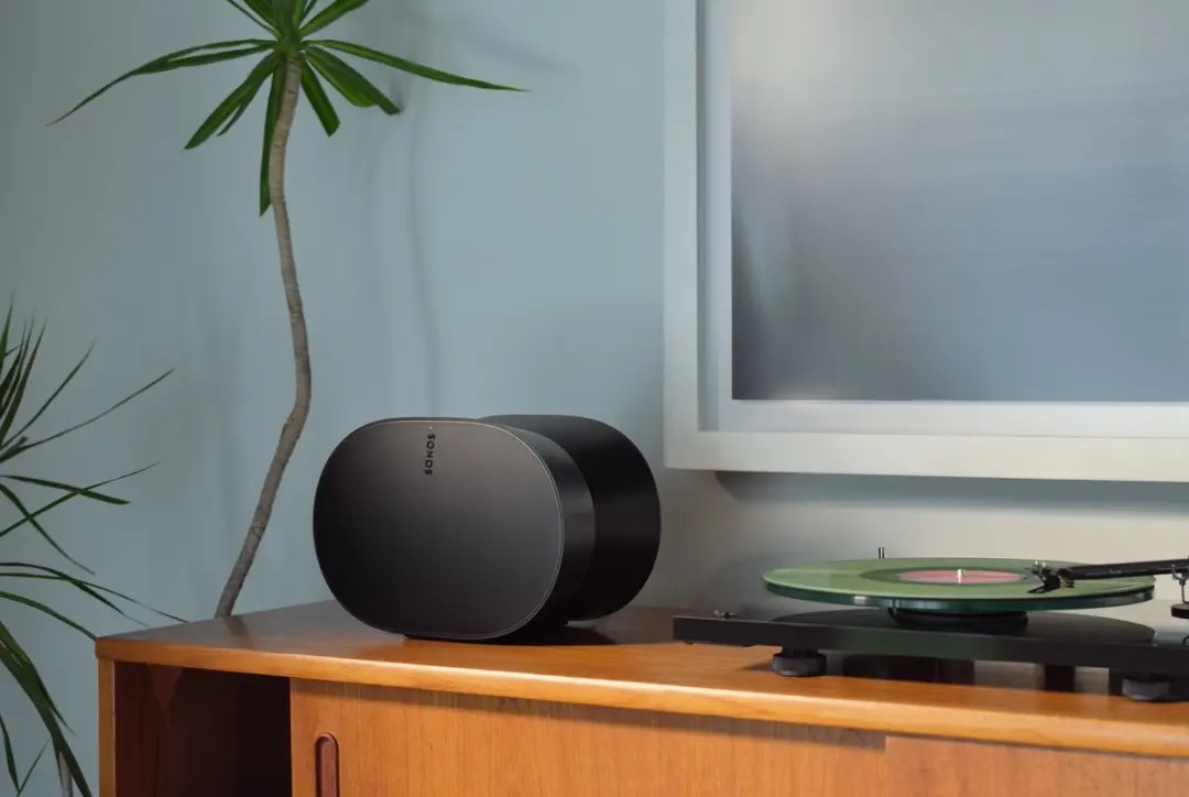 Sonos Era 100 et une platine vinyle