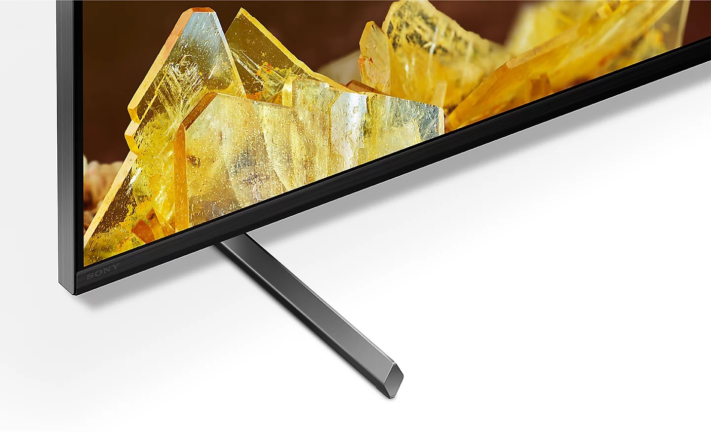 Les nouveaux pieds du Sony XR-55X90L sont en aluminium très fin.