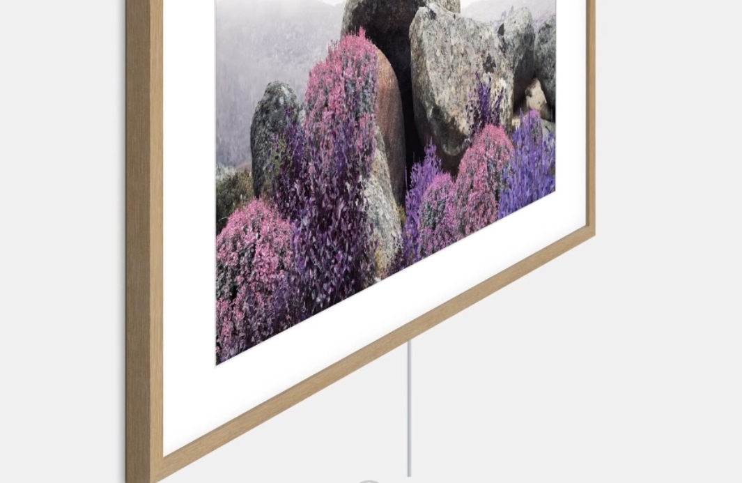 Le Samsung TQ43LS03B possède une accroche murale ultra-fine.