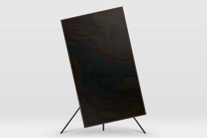 Le TV The Frame Samsung TQ65LS03B peut bénéficier en option d'un pied rotatif.