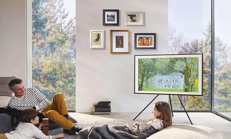 Le pied studio de Samsung vous permet de repenser l'aménagement de votre salon.