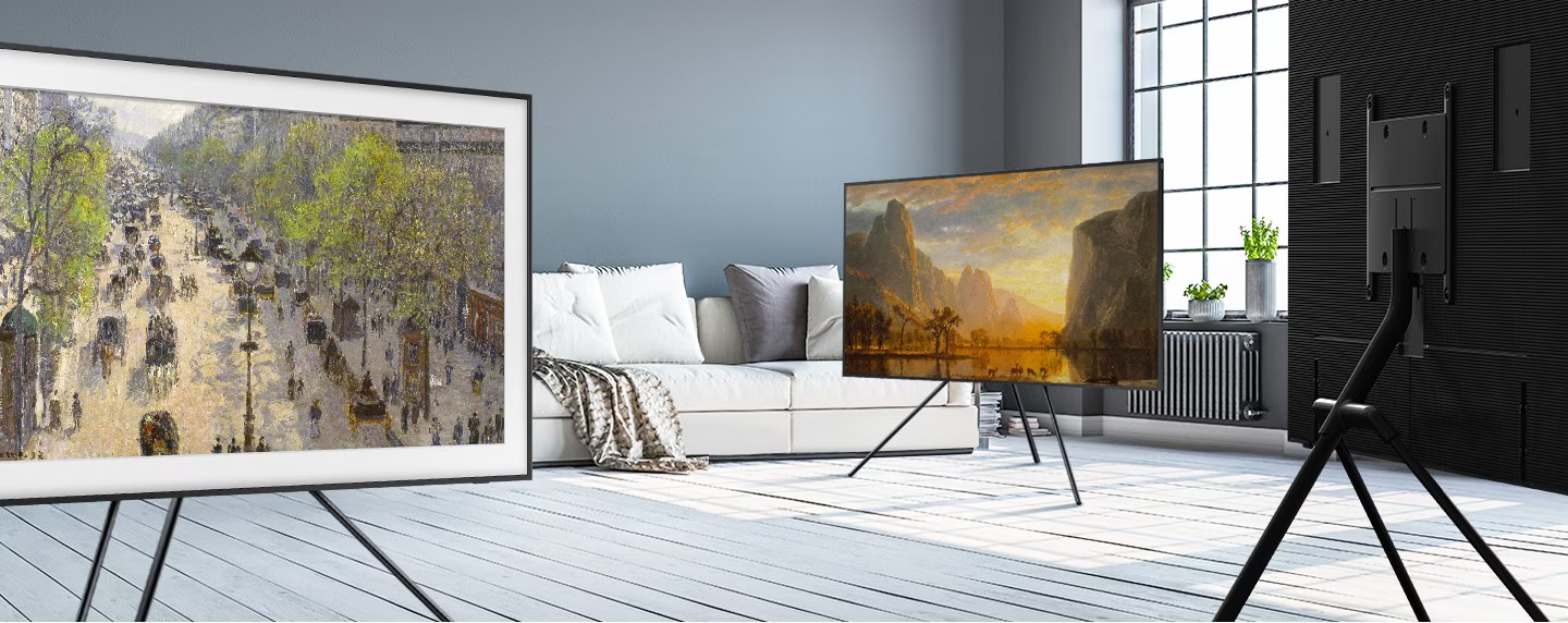 Le pied Studio Samsung VG-SESB11K permet au téléviseur The Frame d'être positonné comme une oeuvre d'art.